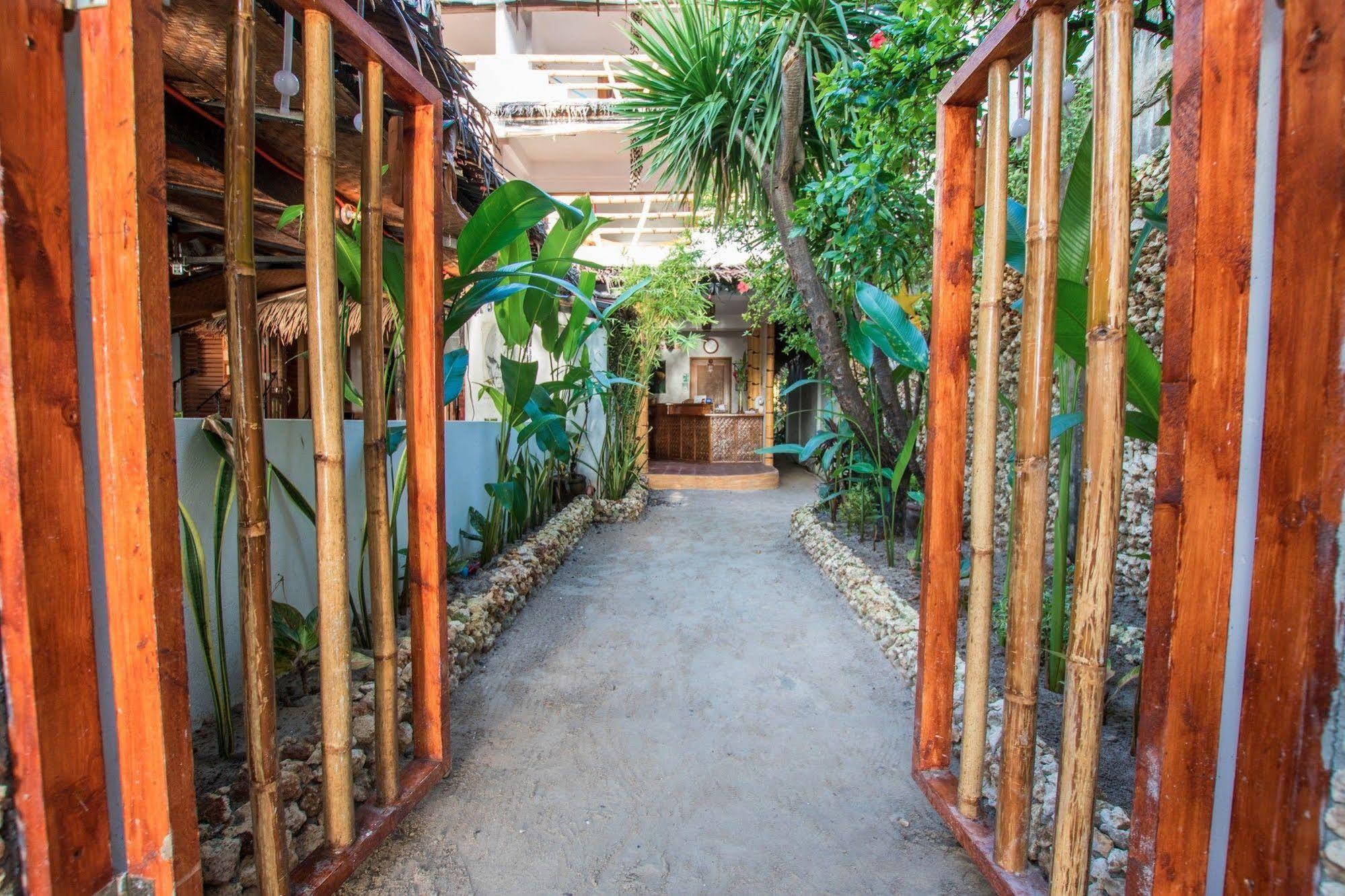 Bamboo Bungalows Resthouse Balabag  Exterior foto