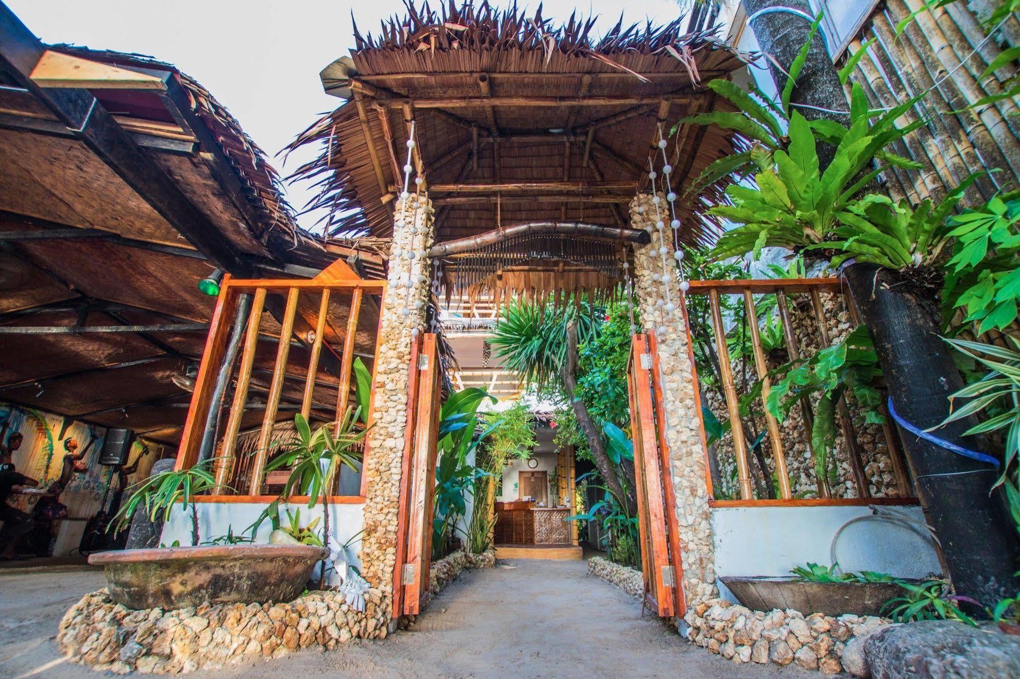 Bamboo Bungalows Resthouse Balabag  Exterior foto